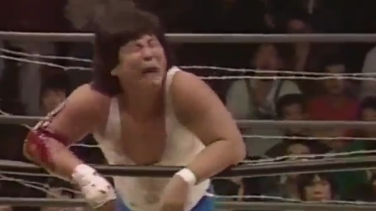 Atsushi Onita bleeding from the elbow while learning on barbed wire