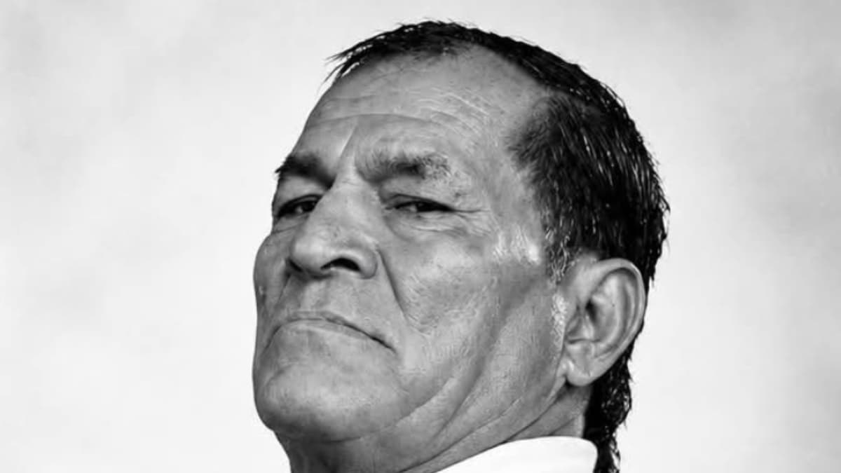 Black and white image of El Buho