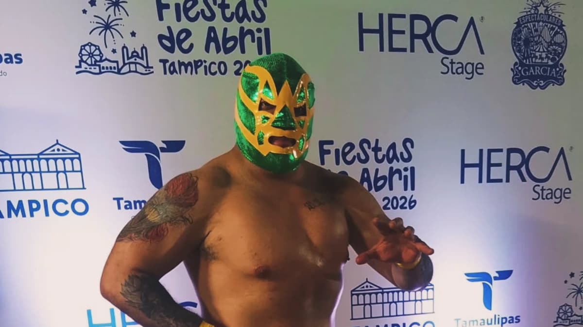 El Hijo de Fishman in a mask