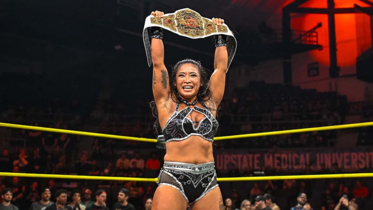 Lei Ying Lee holding up the TNA Knockouts World Title