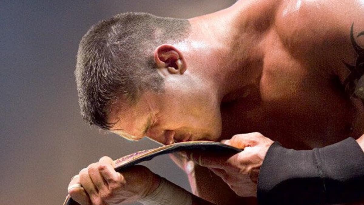 Randy Orton kissing the World Heavyweight Title at WWE SummerSlam 2004