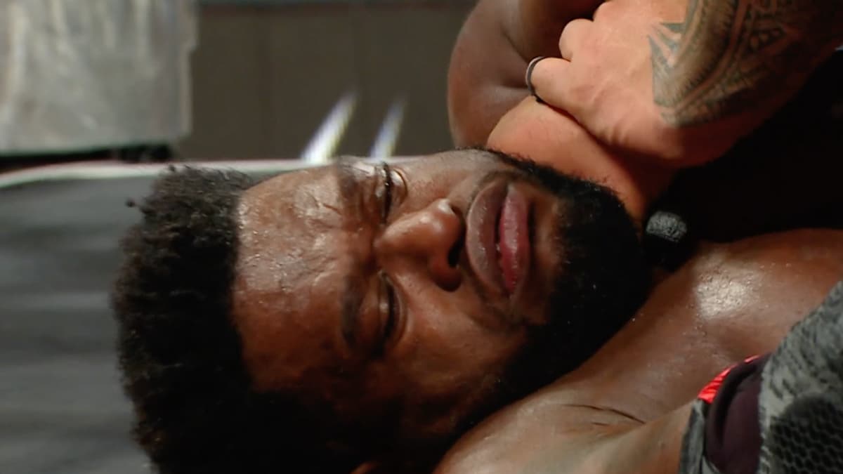 Royce Keys with his eyes closing with Jacob Fatu's hands around his neck