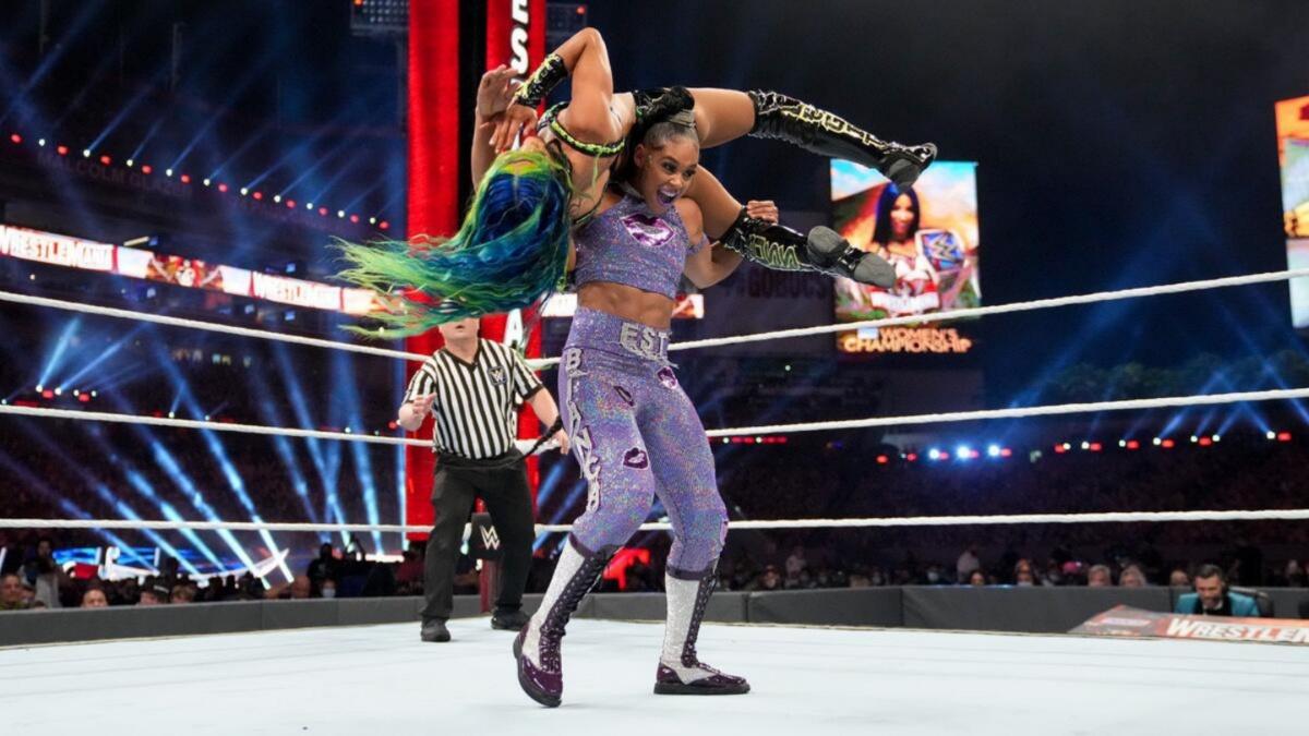 Bianca Belair lifting Sasha Banks 