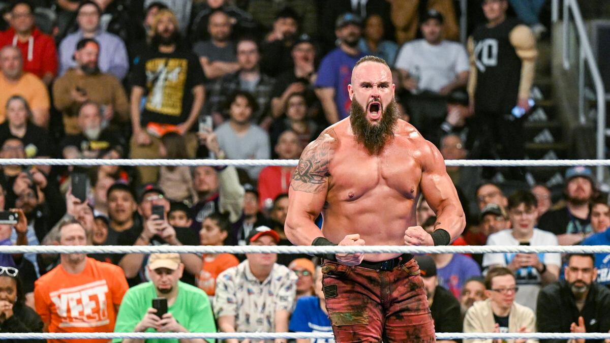 Braun Strowman flexing