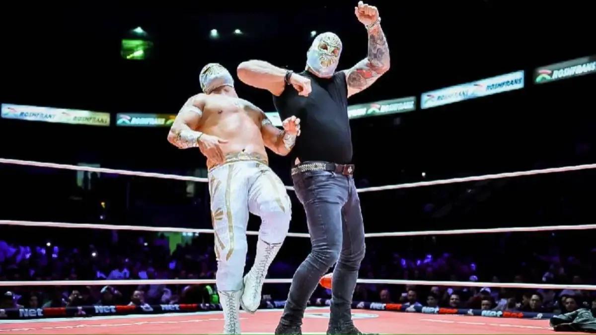 Chris Jericho Attacking Mistico CMLL.jpg