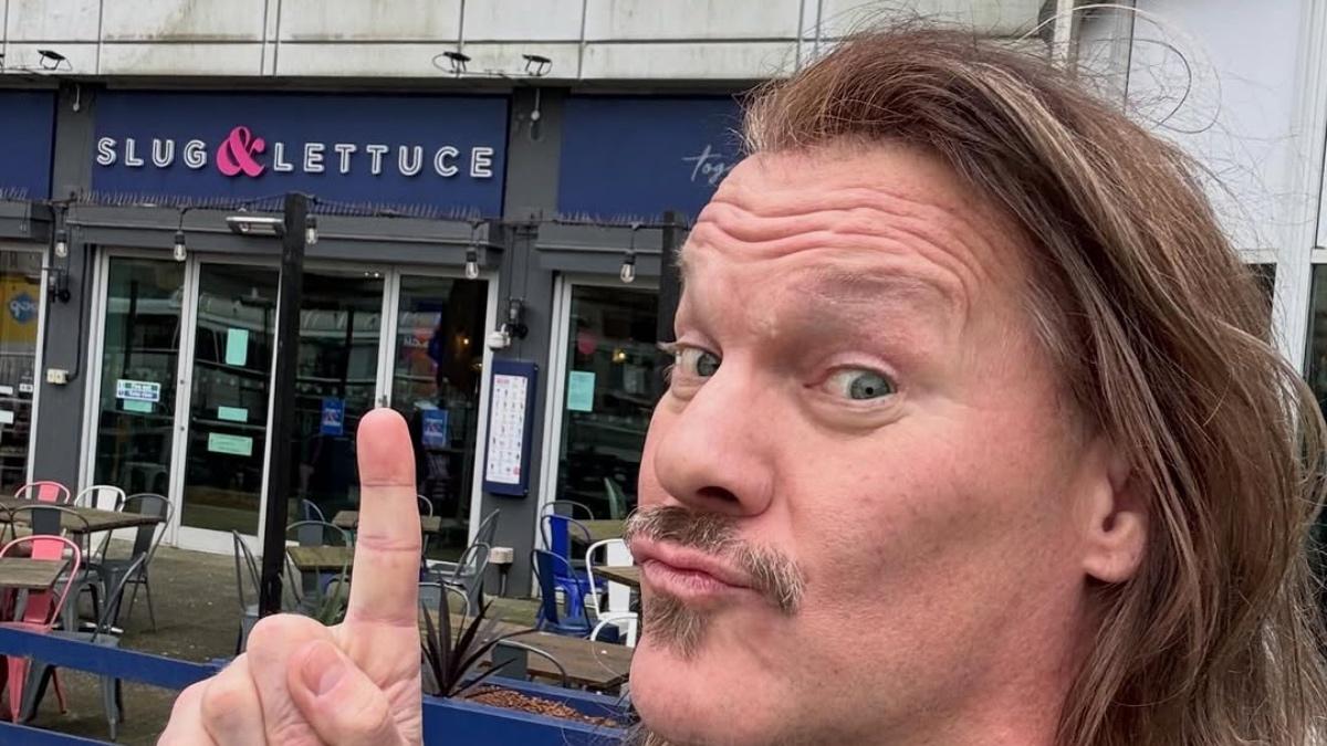 Chris Jericho pulling a pout face pointing at Slug & Lettuce