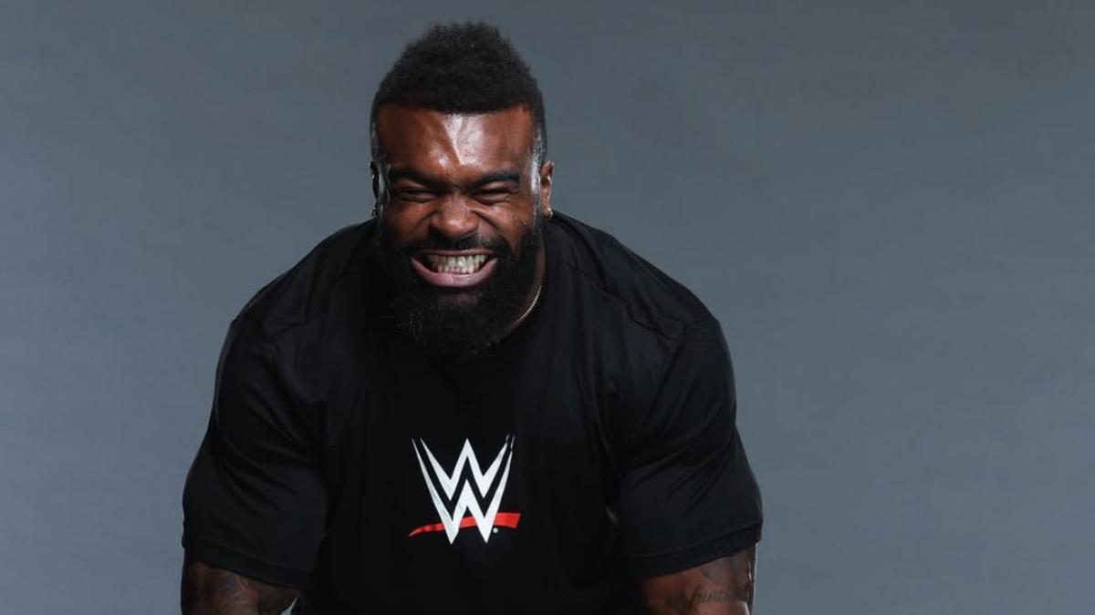 Elijah Holyfield flexing in a WWE t-shirt