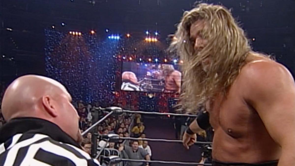 Kevin Nash arguing with the referee at WCW Starrcade 1999