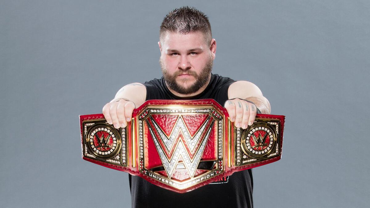Kevin Owens holding out the WWE Universal Title 
