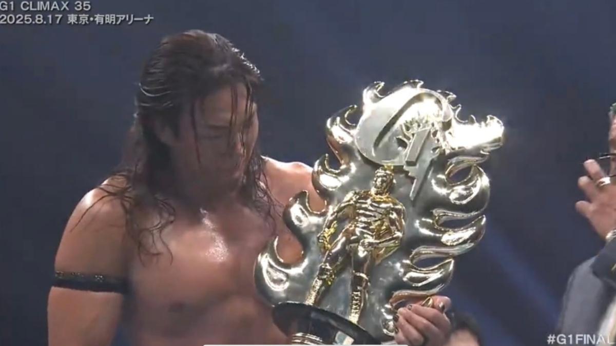 Konosuke Takeshita with the G1 Climax trophy 