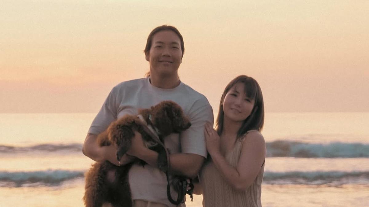 Konosuke Takeshita and Yuka Sakazaki with their dog on the beac