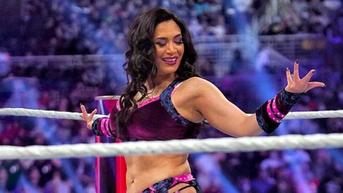 Melina in a ring gesturing to the audience during the Royal Rumble