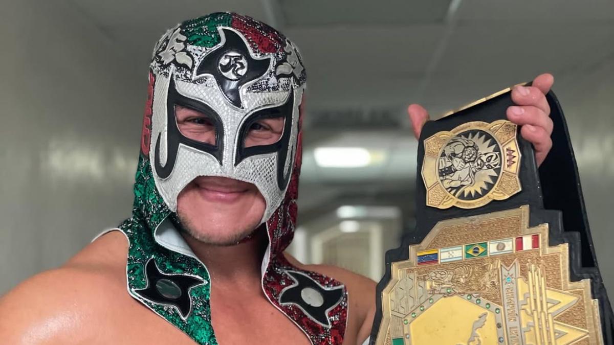 Octagon Jr. holding up a AAA title