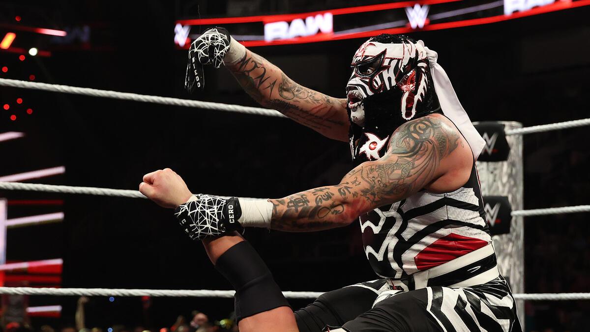 Penta performing his cero miedo pose