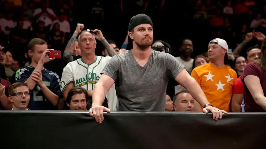 Stephen Amell WWE Raw 2015.jpg