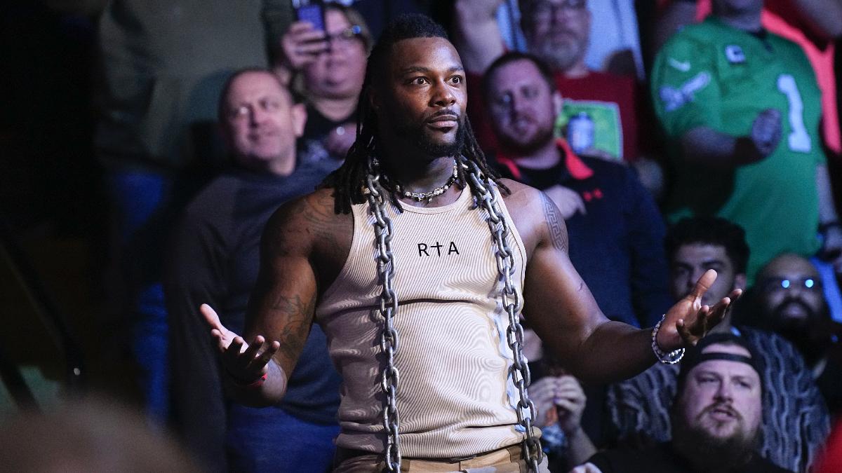 Swerve Strickland stood in the crowd on the November 20, 2024 episode of AEW Dynamite wearing a white vest