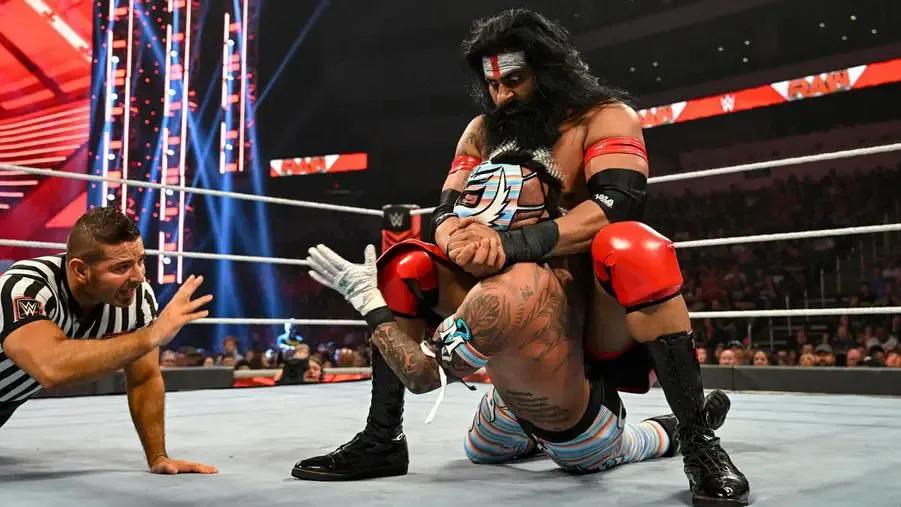 Veer Mahaan hurting Rey Mysterio.jpg