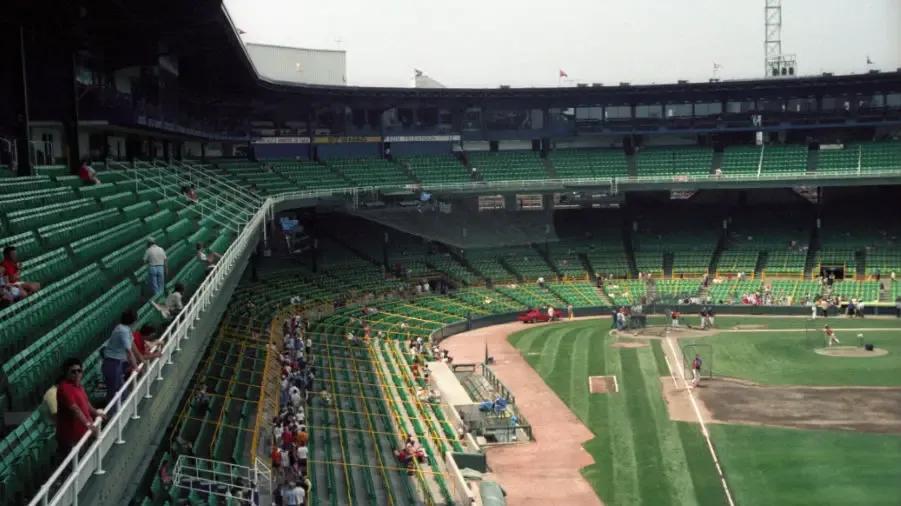 https://cultaholic.com/files/images/10df9d000a7fdae29c19da649094a92800cb7765-comiskey-park.jpg