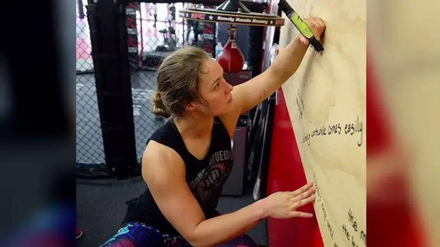 https://cultaholic.com/files/images/b2cfdb9288909dfd82fb10e316737ea60669b799-ronda-rousey-.jpg