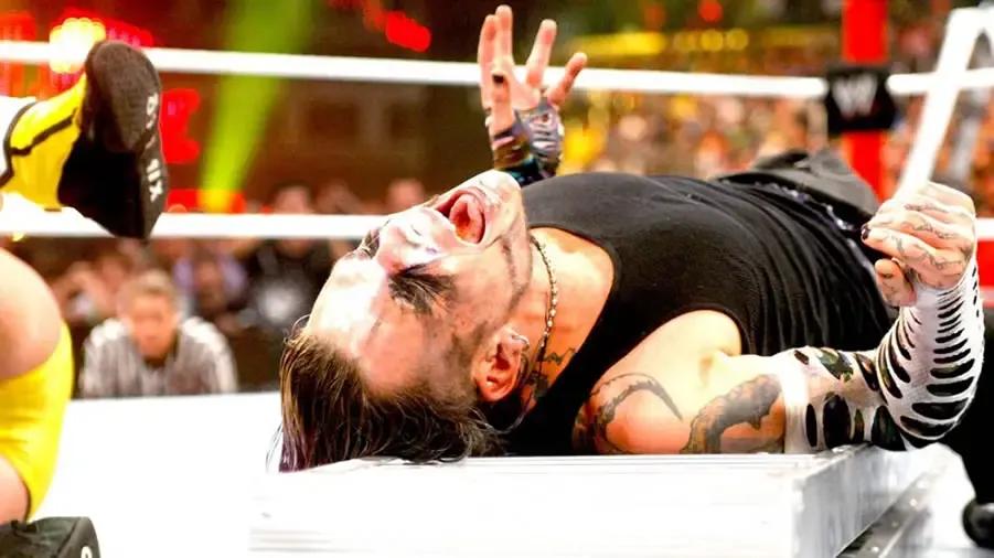 https://cultaholic.com/files/images/b9c4f11a7645bbb30789b128d283ec98c52640f9-jeff-hardy-summerslam-2009.jpg