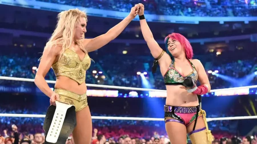 https://cultaholic.com/files/images/2907d6619e289b51e8e23f7bd4036f59fd955d9a-Charlotte-Flair-Asuka.jpg