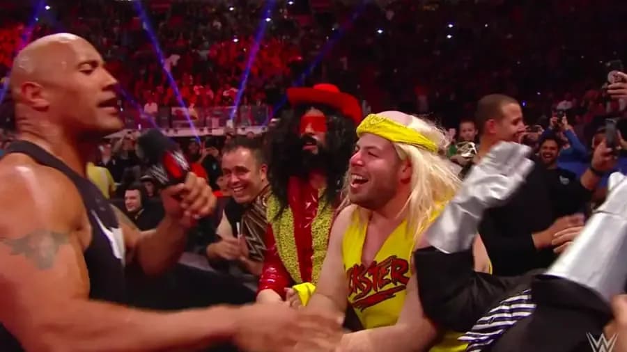 https://cultaholic.com/files/images/3b066ec6c6c42fbf4abe894297992cbda1d8e918-the-rock-macho-man-hulk-hogan-cosplayers.jpg