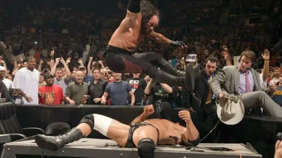 https://cultaholic.com/files/images/79326addf96158fe42a94813de4c22c3acf684dd-backlash-2007-undertaker-batista.jpg