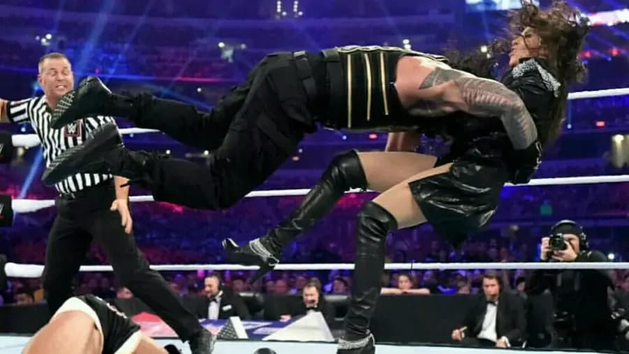 https://cultaholic.com/files/images/87239e56b5d6316bce35669353b764dc7f212117-Roman-Reigns-Stephanie-McMahon.jpg