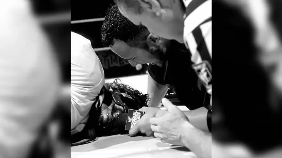 https://cultaholic.com/files/images/d270d3852501b8eeb84092f29f0dc2007b76b90d-the-rock-mankind-royal-rumble-1999.jpg