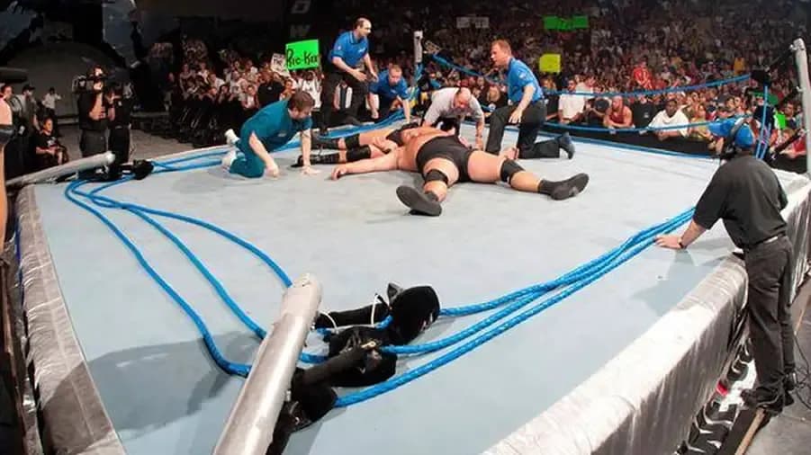 https://cultaholic.com/files/images/d95ea5b893902d5f86a5e27b254fcd9afedf3821-big-show-brock-lesnar-ring-break.jpg