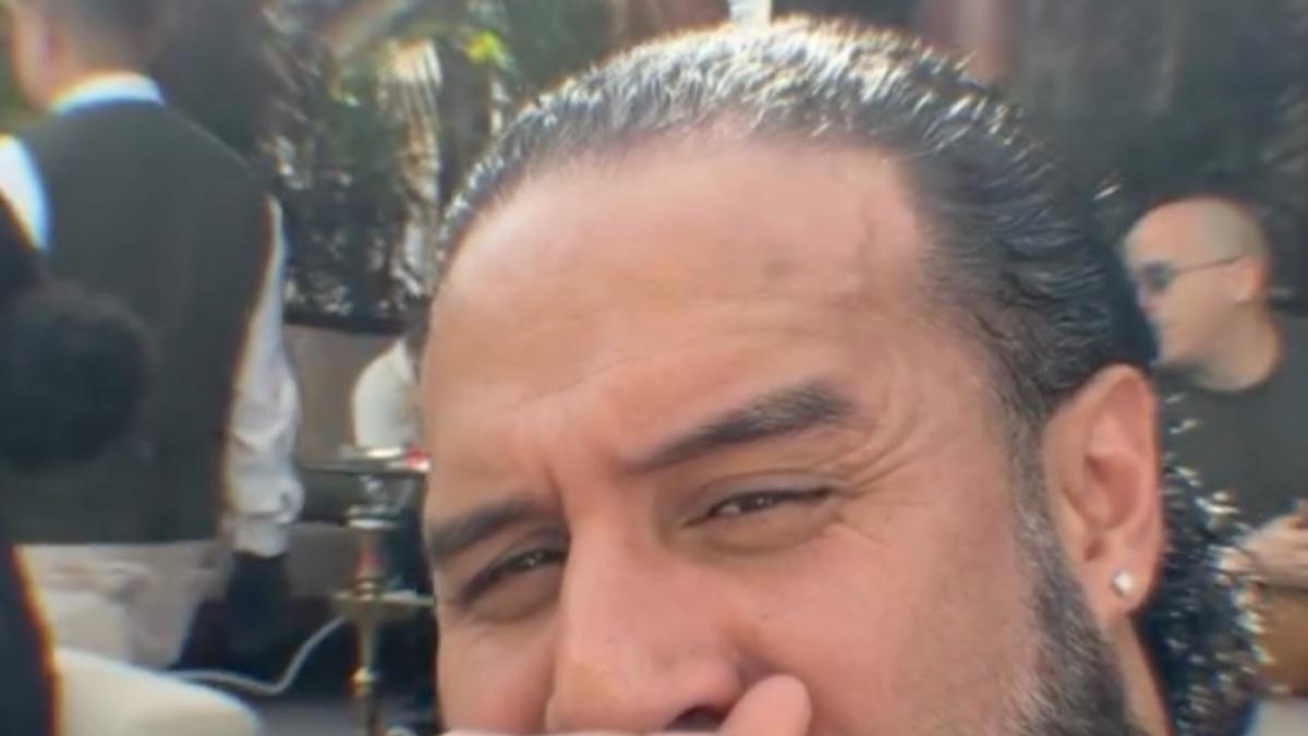 Tama Tonga with an unmasked Mr. Iguana sitting behind him in Saudi Arabia