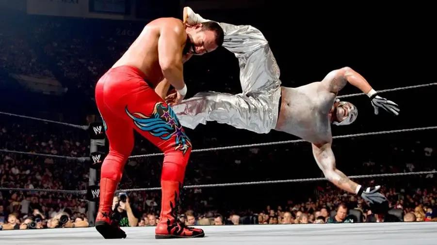 https://cultaholic.com/files/images/0012827d4142287ccd2058921334863229837a4e-REY-MYSTERIO-CHAVO-GUERRERO-SUMMERSLAM-2007.jpg