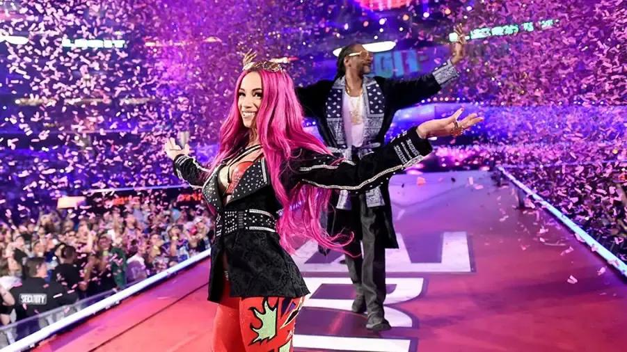 https://cultaholic.com/files/images/374bebb4cc121f94f9becc25c76b08e04e5813ba-sasha-banks-snoop-dog.jpg